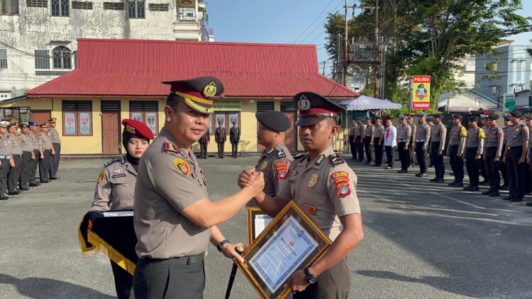 Kapolres Tarakan Pimpin Upacara Satyalancana Pengabdian dan Beri Reward Personel