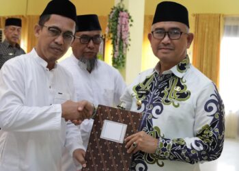 Wali Kota Tarakan Khairul, mengukuhkan Ketua dan Wakil Ketua Badan Pengelola Masjid Baitul Izzah Islamic Center periode 2026–2030 (Humas Pemkot Tarakan)