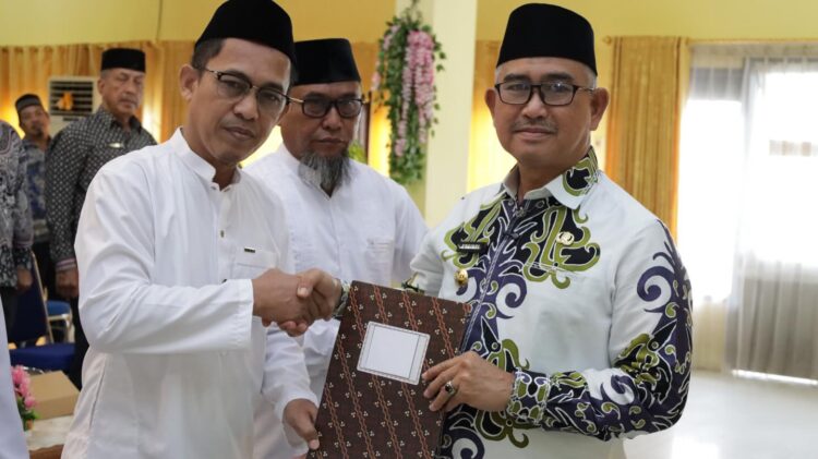 Wali Kota Tarakan Khairul, mengukuhkan Ketua dan Wakil Ketua Badan Pengelola Masjid Baitul Izzah Islamic Center periode 2026–2030 (Humas Pemkot Tarakan)