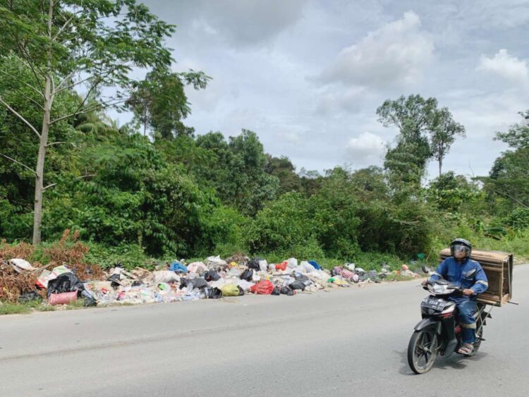 Main Kucing-Kucingan, Perusahaan Diduga Buang Sampah ke Gunung Selatan