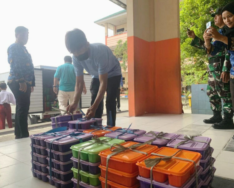 Petugas dapur MBG sedang menata hidangan sehat sebelum disajikan kepada siswa