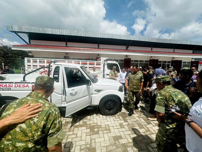Pickup Mahindra dari India berstiker Koperasi Desa Merah Putih. Foto: Dok. Mahindra Auto Global.