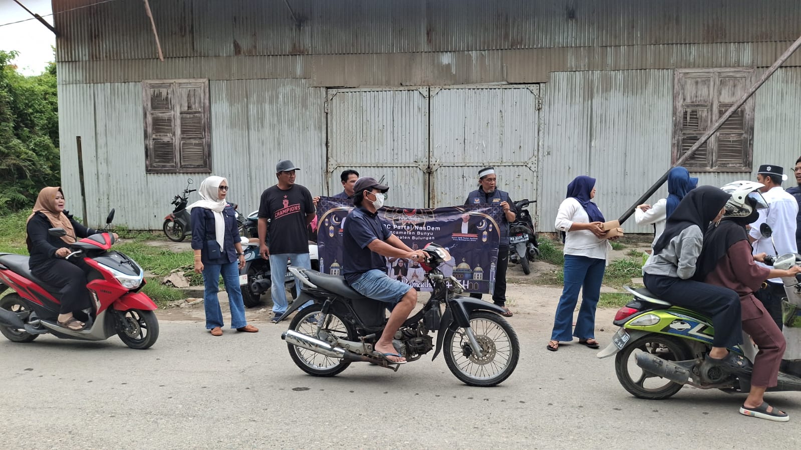 kader NasDem juga menggelar kegiatan pembagian takjil kepada masyarakat yang melintas di salah satu titik keramaian di Pulau Bunyu.