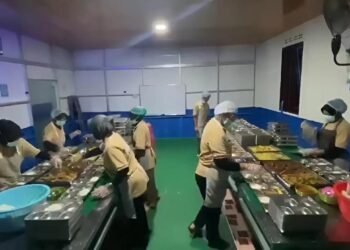 Relawan menyiapkan menu MBG untuk diberikan kepada penerima manfaat