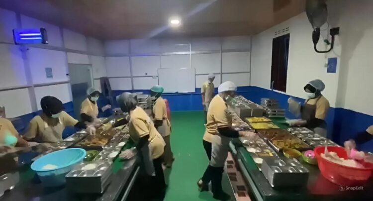 Relawan menyiapkan menu MBG untuk diberikan kepada penerima manfaat