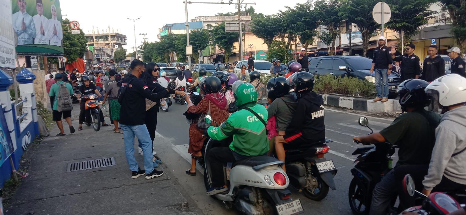 Komunitas Yamaha Vixion Club Indonesia Chapter Tarakan (YVC-I KU) berbagai takjil kepada pengendara