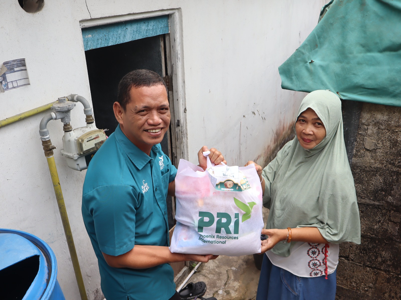 Salah satu warga menerima bantuan paket sembako dari PT PRI