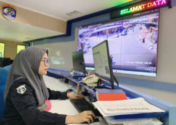 Lia Practica Dewi, operator layanan darurat 112 Kota Tarakan, siaga menerima panggilan masyarakat.