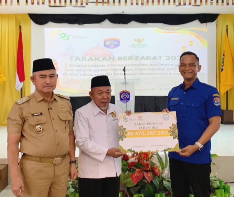 Direktur Perumda Tirta Alam Tarakan, Iwan Setiawan menyerahkan zakat profesi kepada Ketua Baznas Tarakan, K.H, Zainuddin Dalila