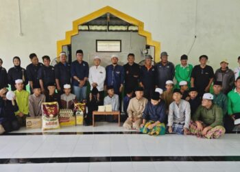 Ketua DPD NasDem Bulungan, Sunaryo bersama jajaran pengurus menyerahkan sembako kepada Pesantren Alkhairat