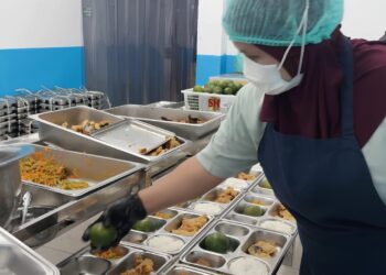 Relawan menyiapkan menu MBG untuk diberikan kepada penerima manfaat
