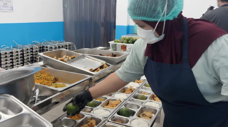 Relawan menyiapkan menu MBG untuk diberikan kepada penerima manfaat