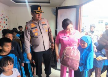 Aksi Sosial di Selumit Pantai, Kapolres Tarakan Berbagi Sembako dan Alat Tulis