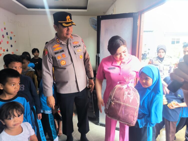 Aksi Sosial di Selumit Pantai, Kapolres Tarakan Berbagi Sembako dan Alat Tulis