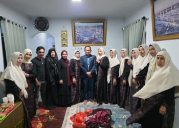 Herman Hamid Bantu 28 Seragam untuk Kelompok Selawat di Sebengkok, Janji Lanjut Bertahap