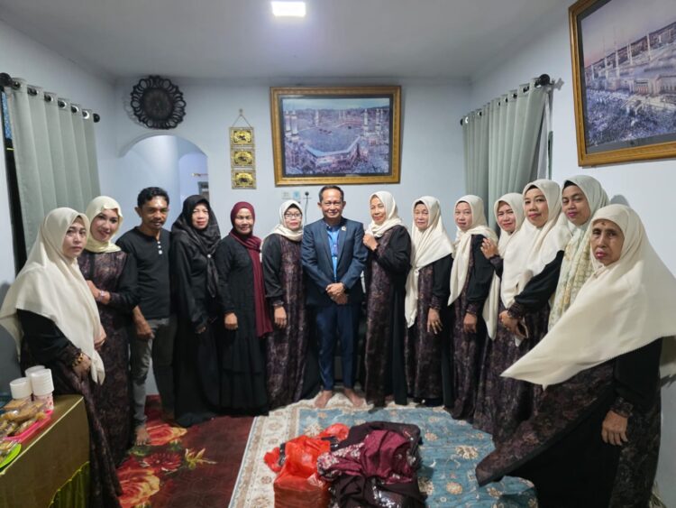 Herman Hamid Bantu 28 Seragam untuk Kelompok Selawat di Sebengkok, Janji Lanjut Bertahap