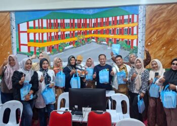 Herman Hamid Dorong Kepedulian Komite Sekolah, Bagikan Alat Tulis untuk Siswa