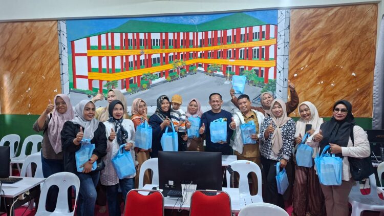 Herman Hamid Dorong Kepedulian Komite Sekolah, Bagikan Alat Tulis untuk Siswa