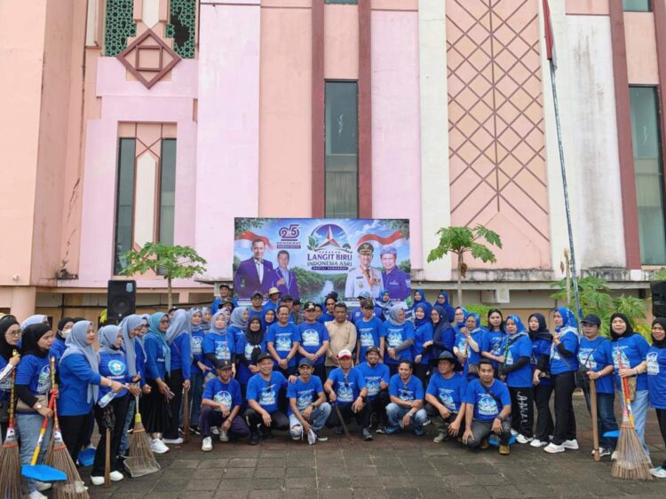 Demokrat Tarakan Bersih-bersih Islamic Center, 400 Peserta Ikut Gerakan Langit Biru Indonesia Asri