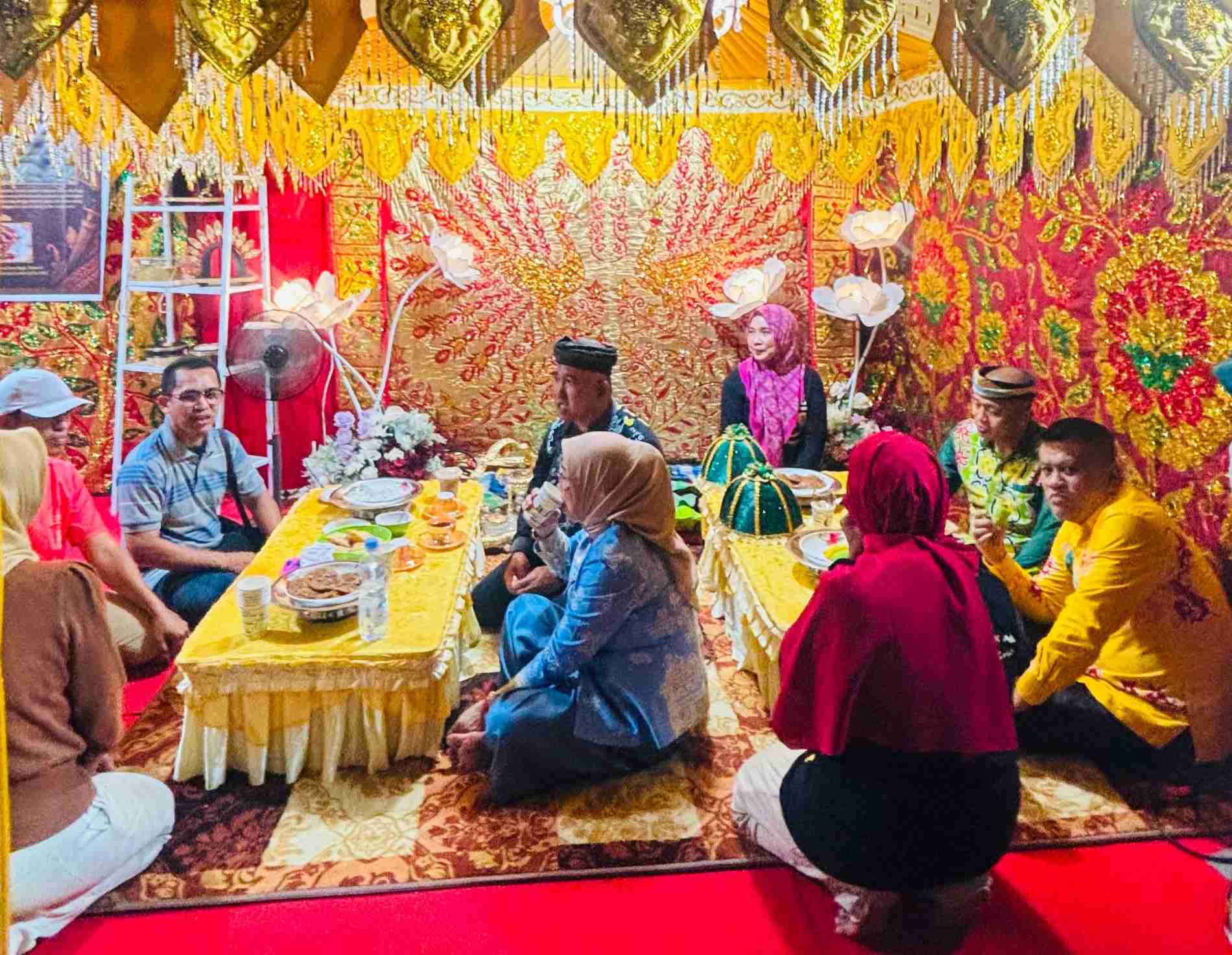 Wali Kota Tarakan, Khairul bersama isrinya Sitti Rujiah mengunjungi Stand Bone Wanuakku.