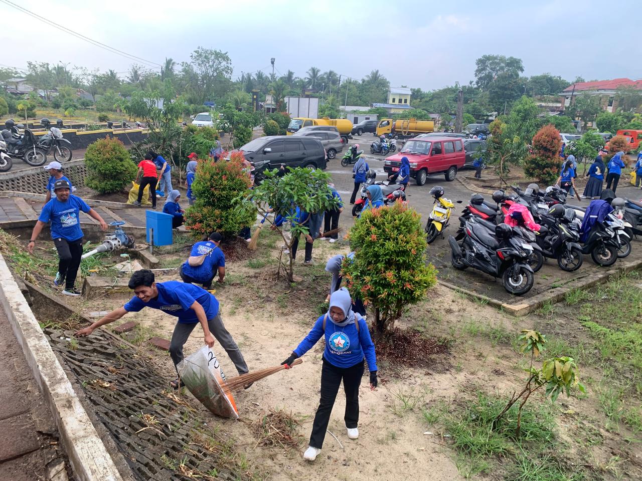 Kegiatan bersih-bersih di halaman Masjid Islamic 