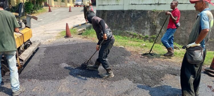 Aspirasi Warga Direalisasikan, Herman Hamid Kawal Pengaspalan Jalan Pulau Nias