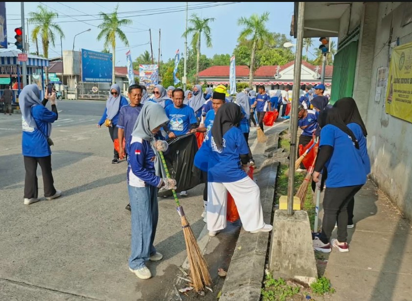 Aksi bersih-bersih Yang dilakukan jajaran pengurus Demokrat Tarakan. 