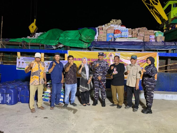 Lanal Mamuju Salurkan 53 Ton Air Bersih dan 14 Ton Beras ke Balabalakang