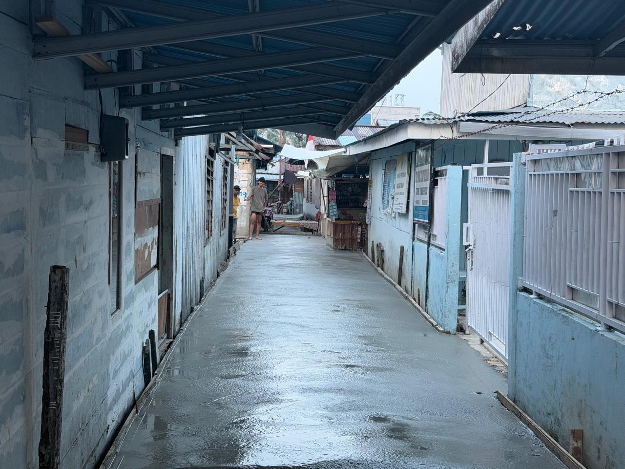 Pekerjaan semenisasi di RT 14. Jalan yang diperbaiki memiliki panjang sekitar 27 meter dengan lebar 3 meter.