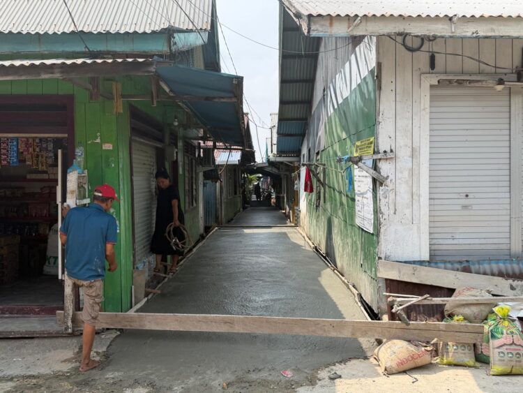 Jalan RT 14 dan RT 16 Selumit Pantai Disemenisasi, Warga Apresiasi Hj Jamaliah