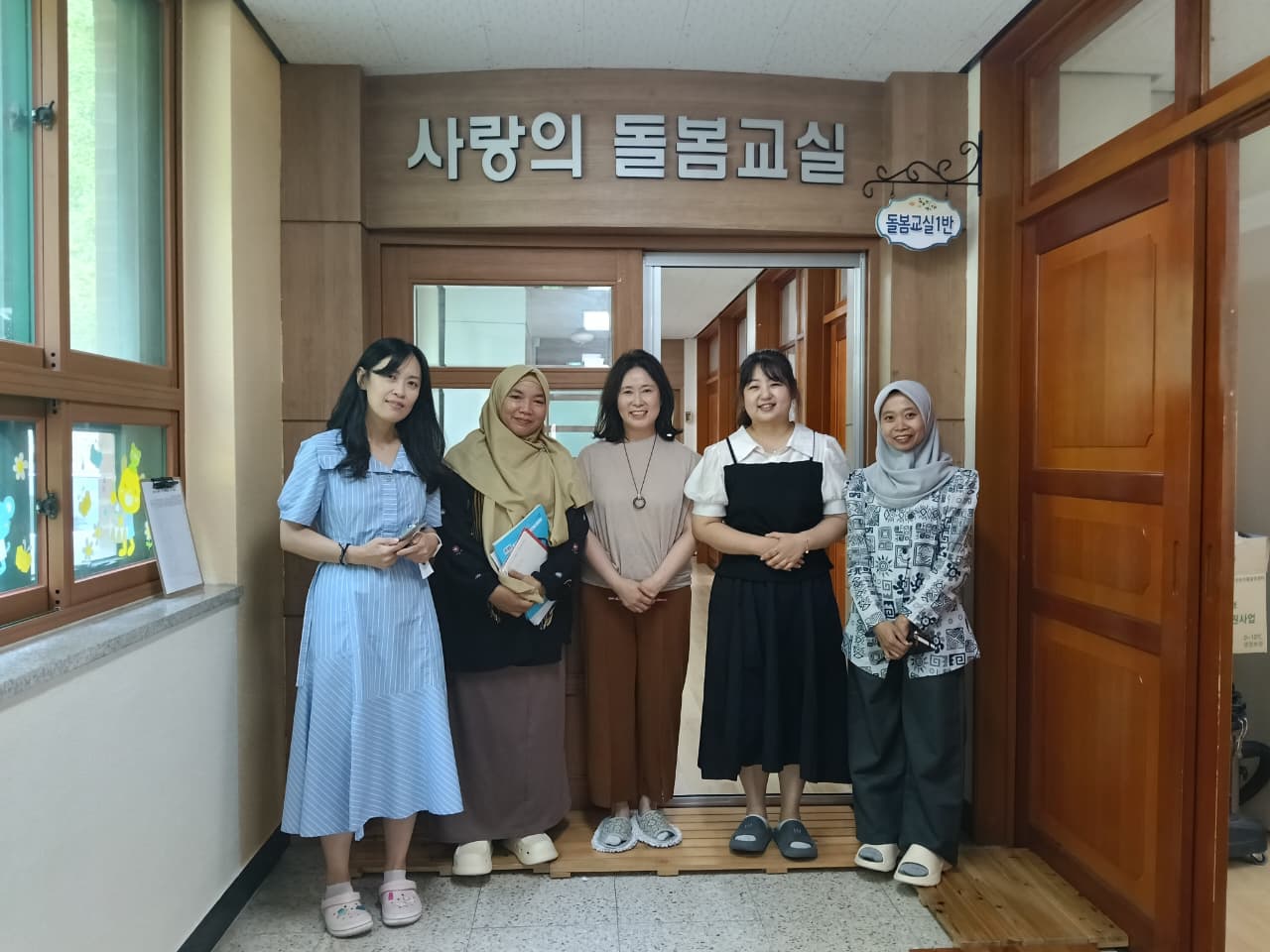  Usai mengajar, Hikmah mengabadikan momen bersama rekan-rekan di salah satu sekolah di Korea Selatan.